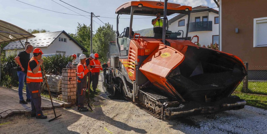 ASFALTIRANJE PROMETNICA Završeno kompletno asfaltiranje u Punikvama, asfaltirane dionice u Vuglovcu, Ivanuševcu i kod Kartonaže