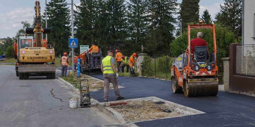 NAZOROVA ULICA  U tijeku asfaltiranje nogostupa od semafora do željezničke pruge, prekosutra asfaltiranje ulice
