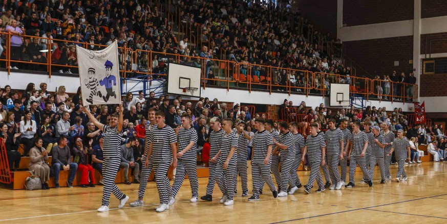 MATURANTI SREDNJE ŠKOLE IVANEC 95 maturanta mimohodom ulicama Ivanca i sjajnim plesnim programom oprostilo se od svojih srednjoškolskih dana
