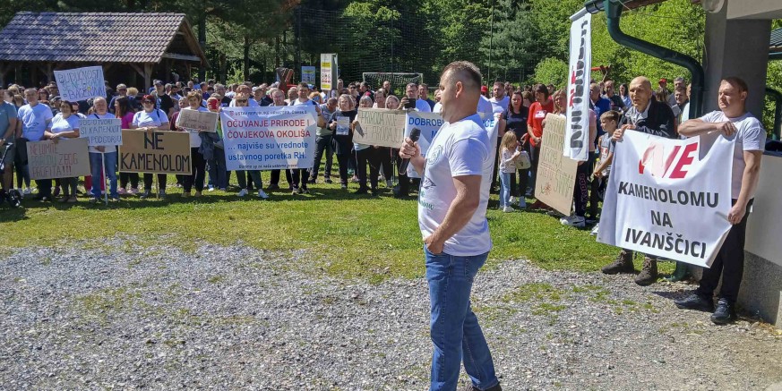 VELIKI PROSVJED GRAĐANA PROTIV KAMENOLOMA NA SILJEVCU Skinite nam kamenolom s vrata! Budete li se pravili da nas ne čujete, idući prosvjed bit će pred vašim vratima!