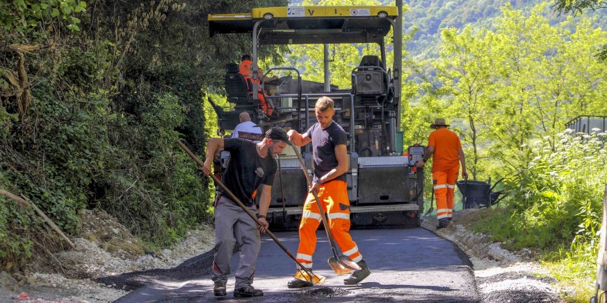 ASFALTIRA SE CESTA KROZ KNAPIĆ