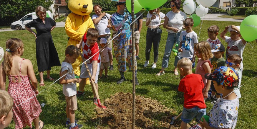 OTVOREN BAREFOOT PARK IVANEC Mnoštvo djece uživalo u sjajnom druženju u nesvakidašnjoj atmosferi novog dječjeg parka u Ivancu
