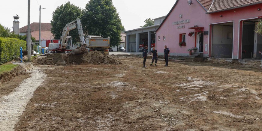 DVORIŠTE DVD-A IVANEC U tijeku zemljani radovi, slijedi navoz, vatrogasno dvorište dobiva novi asfalt