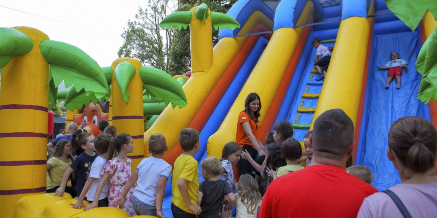 GRADSKI PARK Od danas (utorak, 17. lipnja) do nedjelje, 22. lipnja, gradski park postaje veliki zabavni park s brojnim zabavnim sadržajima za djecu! Ne propustite!