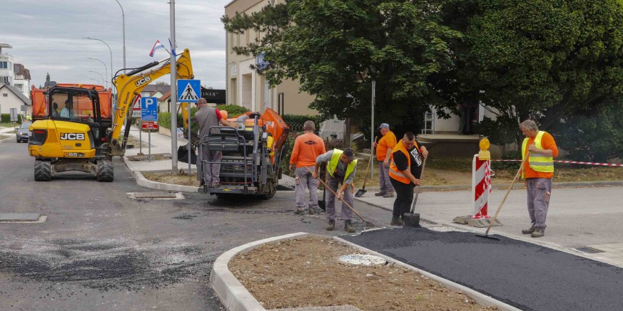 NAZOROVA ULICA Počelo asfaltiranje nogostupa