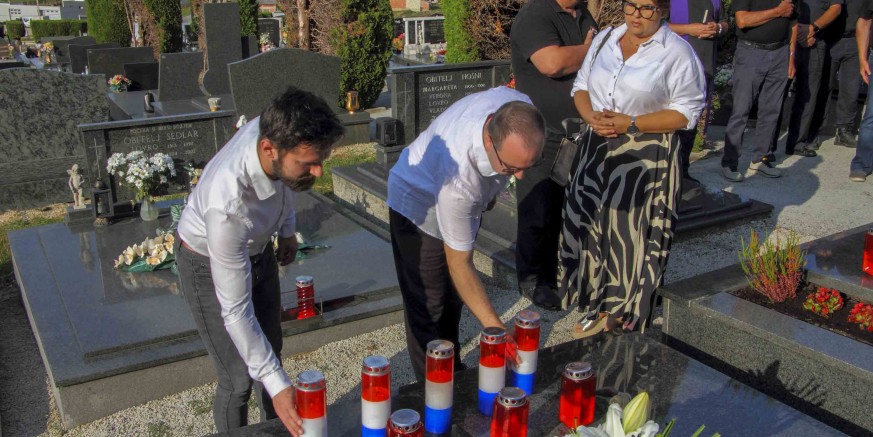 TUŽNA OBLJETNICA Cvijećem i molitvom na groblju u Radovanu obilježena obljetnica pogibije hrvatskog branitelja Željka Biškupa