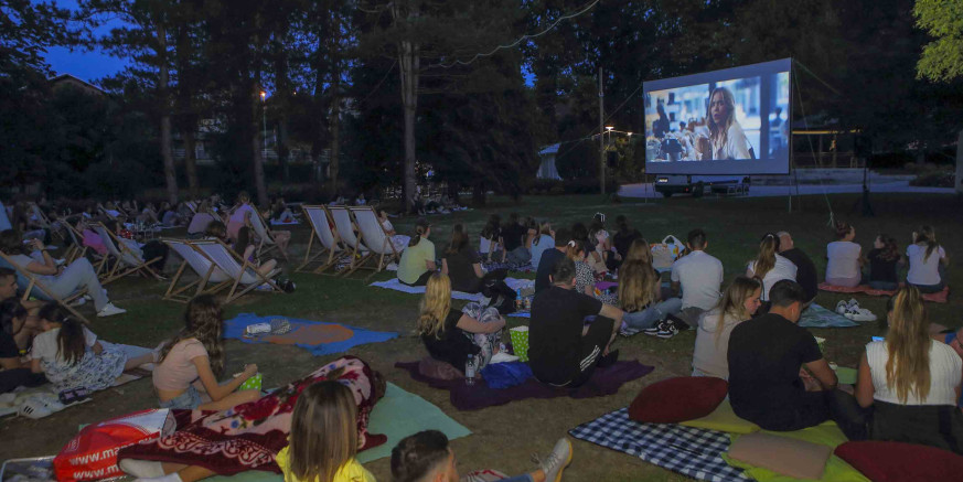 KINO POD ZVIJEZDAMA U petak, 27. lipnja, u gradskom parku projekcija filma Minecraft; vidimo se u 21.00 sat!