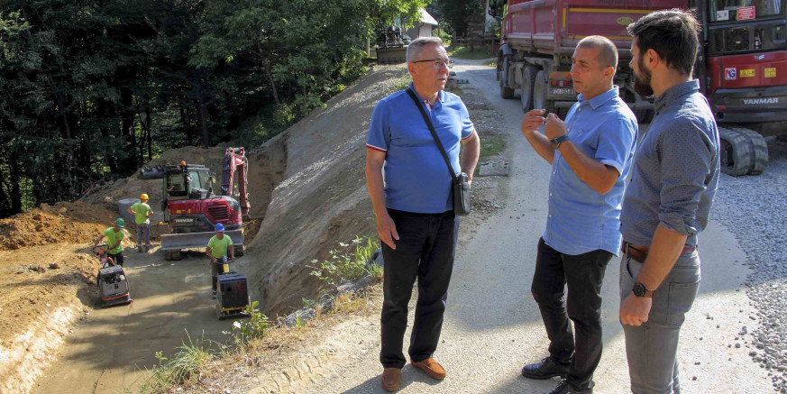 KLIZIŠTE U tijeku sanacija velikog klizišta na nerazvrstanoj gradskoj cesti u Prigorcu