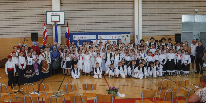 SALINOVEC Na 9. smotri dječjeg folklora predstavljeno folklorno stvaralaštvo Zagorja, Podravine i Dalmacije