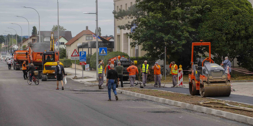 OBAVIJEST GRAĐANIMA U utorak, 1. srpnja, zbog radova na polaganju završnog asfaltnog sloja, Nazorova ulica od semafora do špice bit će zatvorena od 6 do 18 sati
