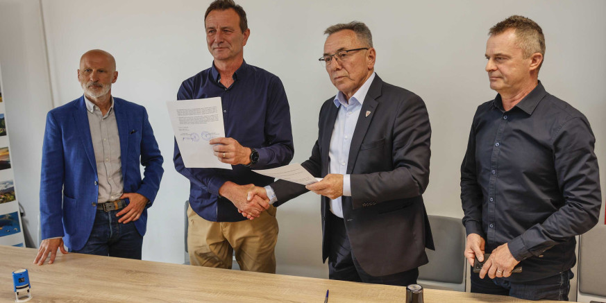 ZAHTJEV VLADI RH Gradonačelnici Varaždina i Ivanca N. Bosilj i M. Batinić zatražili od Vlade izmjenu Uredbe o uslužnim područjima te ponovno uspostavljanje dva područja, Varkomovog i Ivkom voda Ivanec