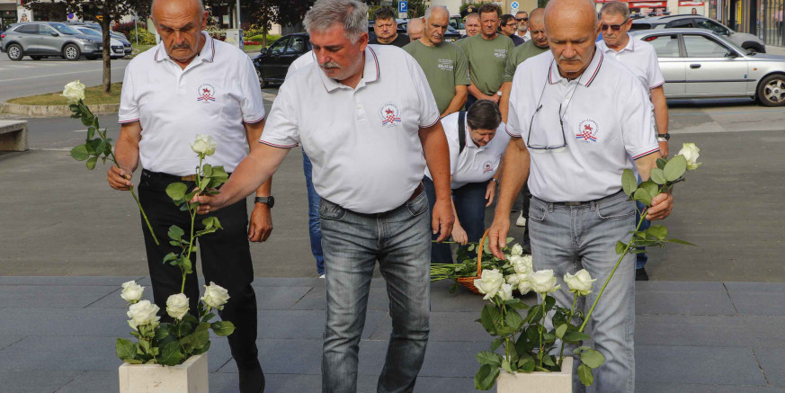 SUTRA U IVANCU OBILJEŽAVANJE DANA POBJEDE I 30. OBLJETNICE VRO OLUJA Položite cvijet iz svoga vrta na spomen obilježje poginulim ivanečkim braniteljima