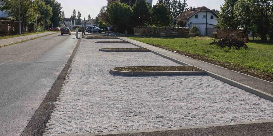 GAJEVA ULICA Završena gradnja nogostupa i novog parkirališta s više od 20 parkirnih mjesta, najesen sadnja stabala na zelenim otocima