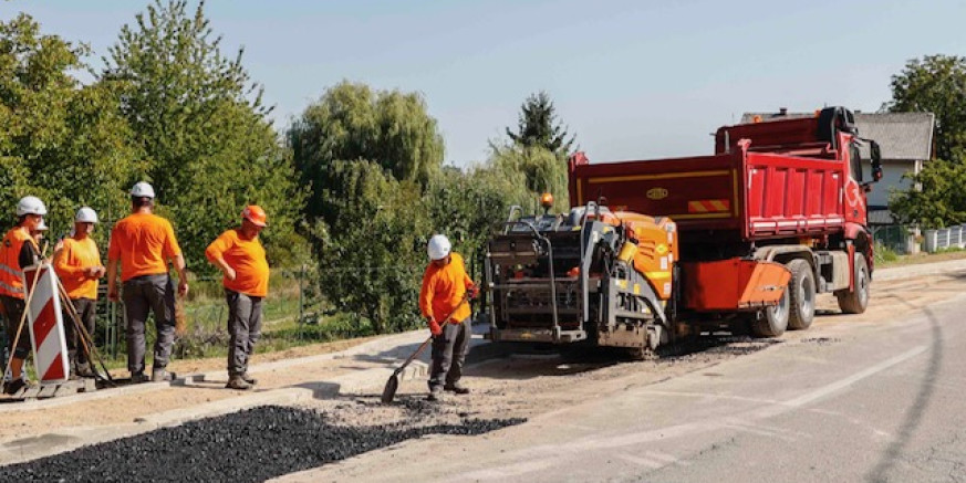 JEROVEC DONJI Asfaltira se novoizgrađeno autobusno stajalište i nogostup, idući tjedan montaža nadstrešnice i iscrtavanje prometne signalizacije