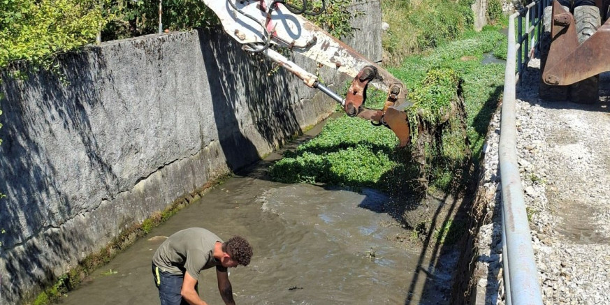 IVANEC Počelo čišćenje korita potoka Bistrice od nanosa, mulja i raslinja na 740 m dugom potezu od Rajterove do Malezove ulice
