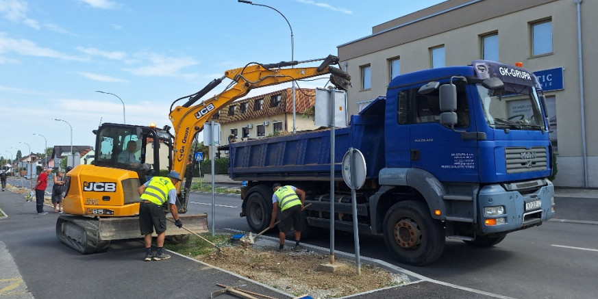 NAZOROVA ULICA Uređuju se zeleni pojasi na cijeloj dionici od pruge do gradske špice i priprema teren za sadnju mladog drvoreda