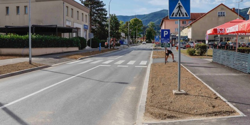 NAZOROVA ULICA U završnoj fazi uređenje zelenih pojaseva, slijedi sadnja mladog drvoreda