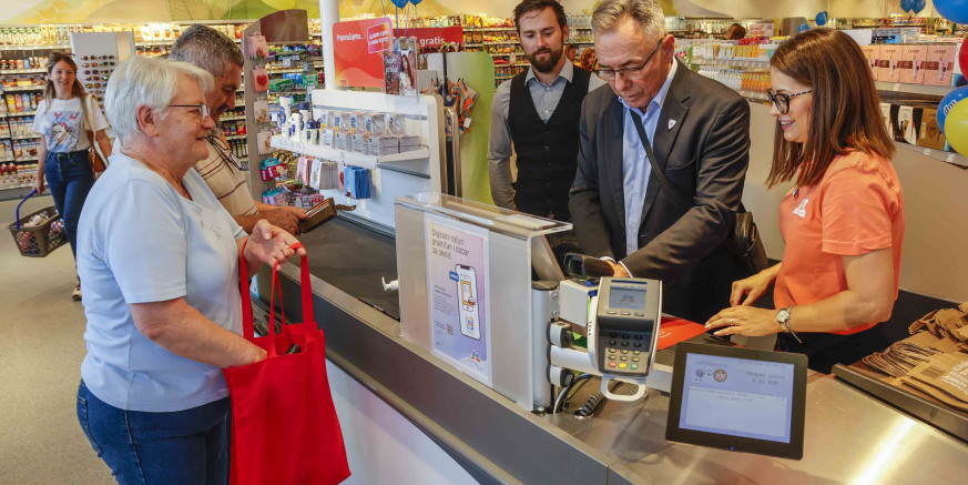 I DM U STOP SHOPU IVANEC Građani se masovno odazvali pozivu DM-a te kupnjom robe dali prilog za uređenje dječjeg igrališta u Ivanečkom Naselju; robu naplaćivali – gradski čelnici