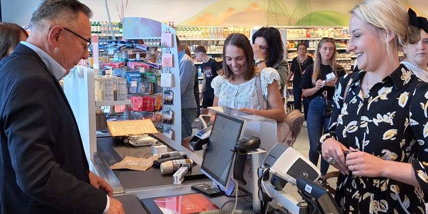 LIJEPA GESTA DM Drogerie Markt Gradu Ivancu daruje 7.000 € za uređenje i opremanje novog dječjeg igrališta u Ivanečkom Naselju!