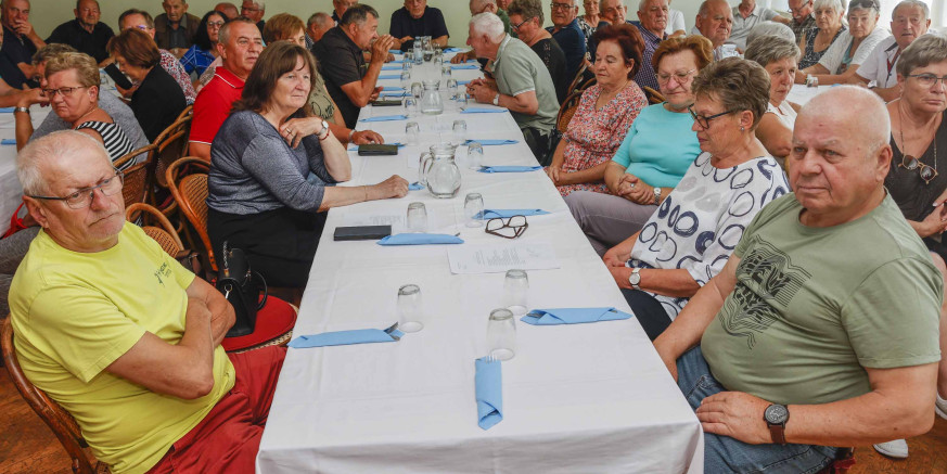 ČESTITKA STARIJIM OSOBAMA  Gradonačelnik M. Batinić i zamjenik M. Friščić svim starijim osobama čestitali njihov dan; uz čestitku, i izlet u Osijek i Đakovo