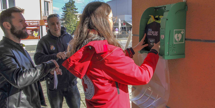 KOD GRADSKE VIJEĆNICE IVANEC Postavljen automatski vanjski defibrilator, troškove nabave pokrio Grad Ivanec