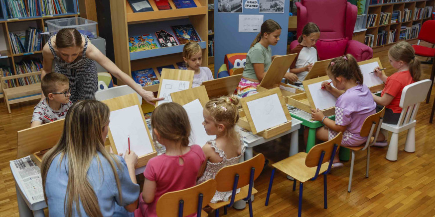 GRADSKA KNJIŽNICA U Mjesecu hrvatske knjige besplatan upis za sve prvašiće, niz radionica za djecu, putopisnih predavanja, izložbi…
