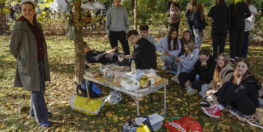SREDNJA ŠKOLA IVANEC Ivanečki srednjoškolci Svjetski dan hrane obilježili u gradskom parku