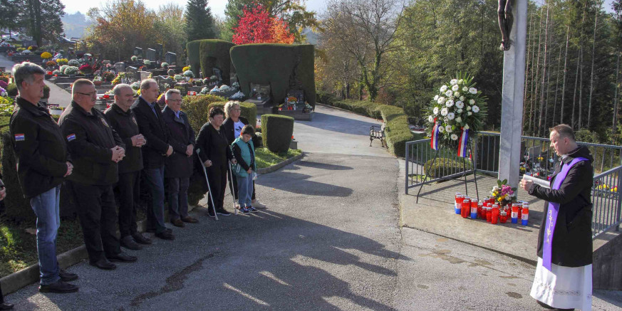 U POVODU SVIH SVETIH  Položen vijenac kod središnjeg križa na gradskom groblju Ivanec