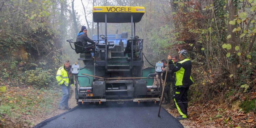 GRADSKE CESTE I dalje u tijeku modernizacija cesta iz gradskog programa za 2025., nastavlja se asfaltiranje novih dionica