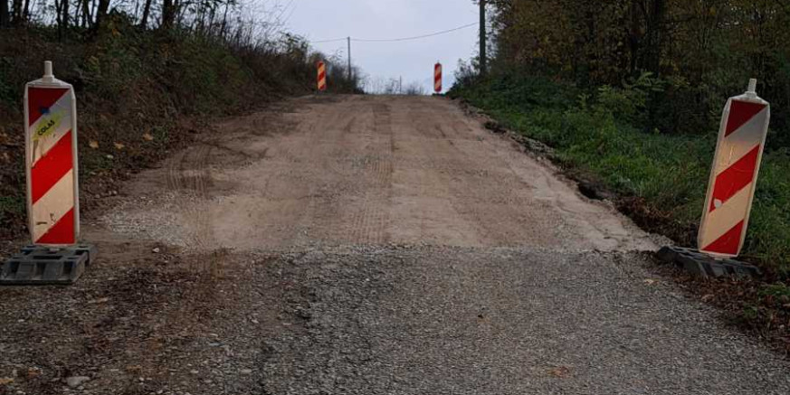 POČELI RADOVI Stiže asfalt na 2,5 km ceste Osečka-Gačice u širini od najmanje 4,5 m, počela rekonstrukcija vodovodne mreže