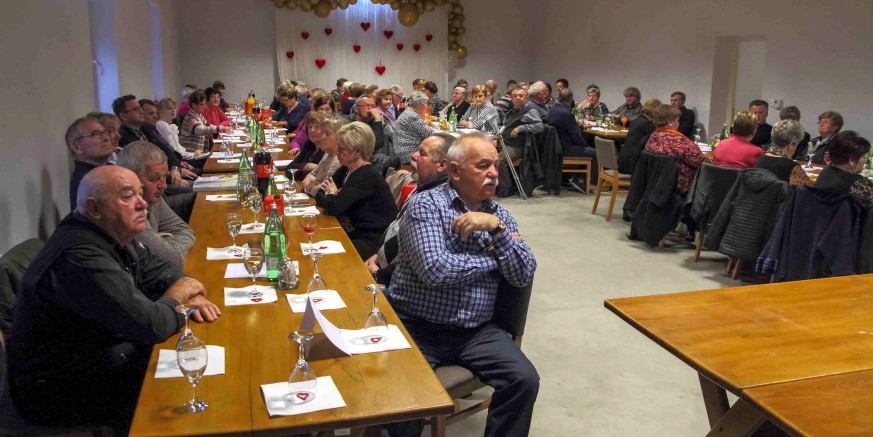 BOŽIĆNICE Grad Ivanec našao rješenje za isplatu božićnica građanima koji nemaju tekuće račune - stižu poštom! Zahtjeve za božićnice podnesite najkasnije do 5. prosinca