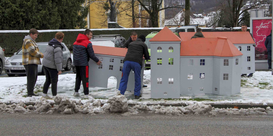 U SUSRET ADVENTU Počelo ukrašavanje javnih površina, bacite oko na novi ukras „trokuta“ na gradskoj špici!