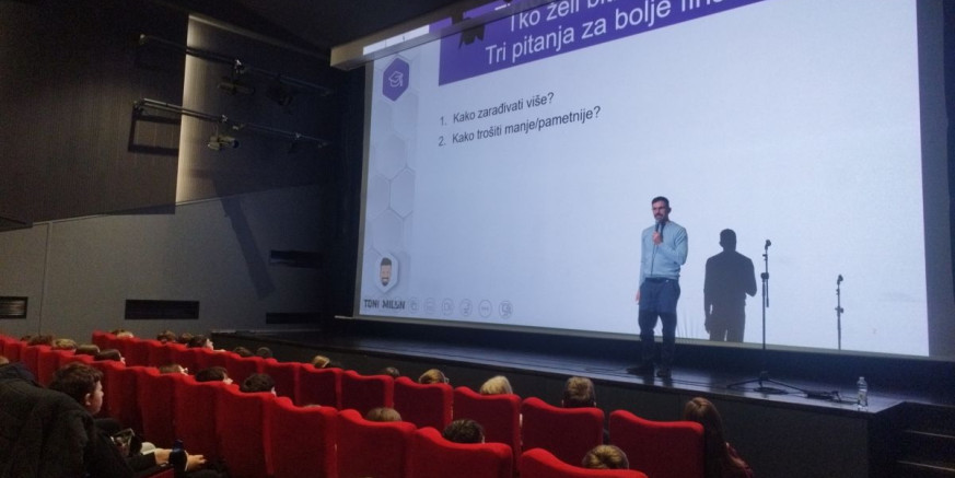 OBOGATI SE ZNANJEM Popularni prof. Toni Milun održao radionicu financijske pismenosti za ivanečke učenike