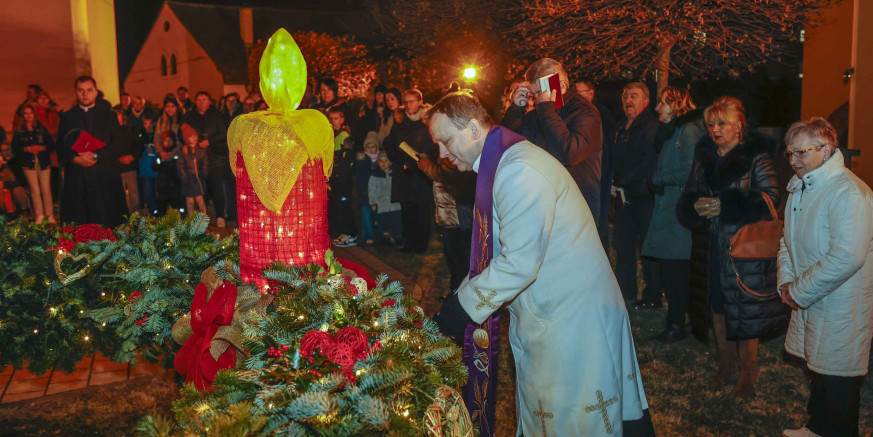 PRVA NEDJELJA DOŠAŠĆA Upaljena prva svijeća na adventskom vijencu ispred župne crkve Ivanec