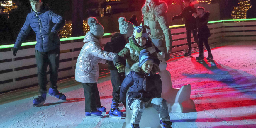 KLIZALIŠTE Sve o radnom vremenu, cijenama klizanja i ugostiteljskoj ponudi u adventskim kućicama