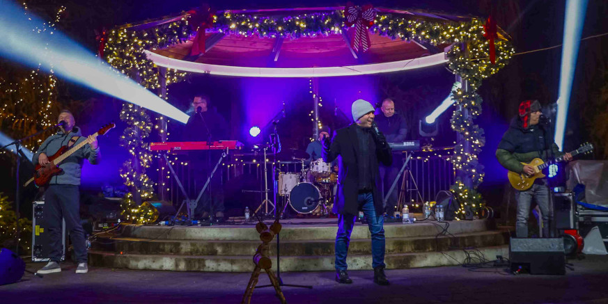 ADVENT U IVANCU Donosimo vam djelić atmosfere s nastupa Toše Proeski tribute banda sinoć u gradskom parku Ivanec