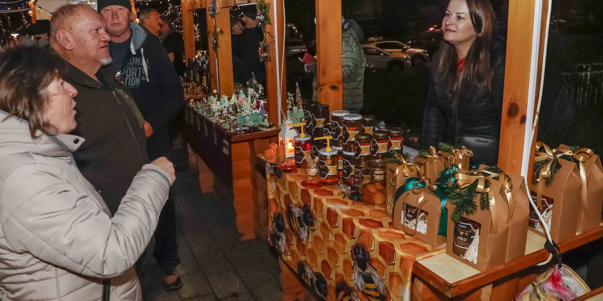 NA TERASI CENTRA „KUKULJEVIĆ“ Održan prvi Adventski sajam pod zvijezdama