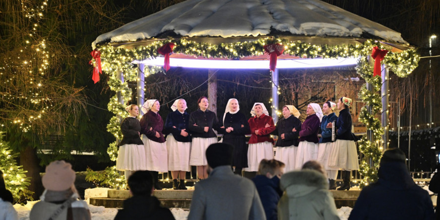 KUD SALINOVEC Starinskim božićnim pjesmama zatvorile glazbeni program Adventa u gradskom parku