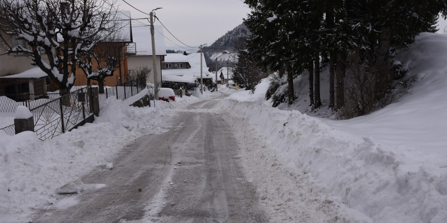 ZIMSKA SLUŽBA Ivkom i kooperanti danonoćno na terenu, ulažu se izvanredni napori na osiguranju prohodnosti cesta, angažirani „svi koji mogu nositi lopatu“