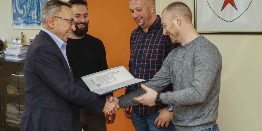 GRAD IVANEC Gradonačelnik M. Batinić uručio Vatrogasnoj zajednici donaciju od 25.8634 € za nabavu specijalne opreme za potrebe DVD-a Ivanec