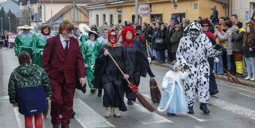 URNEBESNO NA FAŠINKU U IVANCU „Neka s Fašinkom izgori sve loše, a neka ostanu samo smijeh, veselje i dobar izgovor - za još jedno piće!“