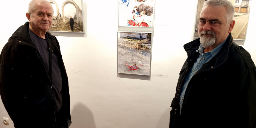 FOTOGRAFIJA "Djevojčica s lutkom“ Pjera Jagetića pobjednica foto natječaja „Pakrac kroz ratni objektiv“