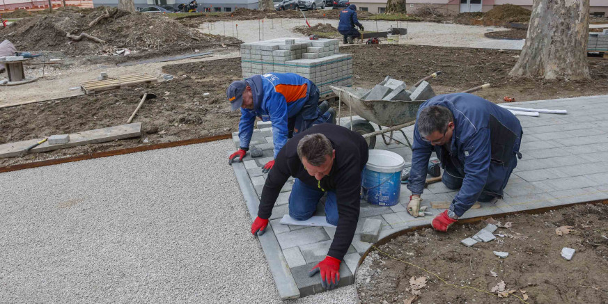 PARK U UL. ĐURE ARNOLDA  Nastavljeni radovi na rekonstrukciji i uređenju novog parka; završetak – do svibnja