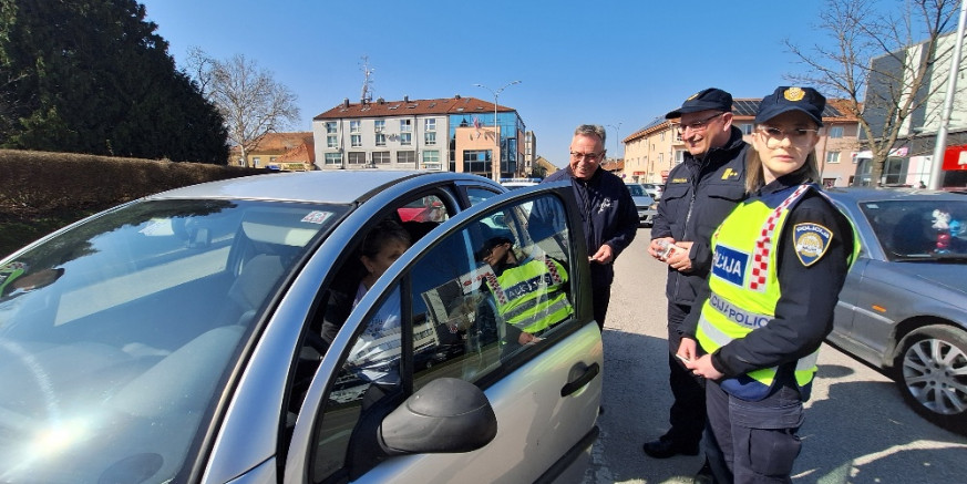 LIJEPA GESTA PP IVANEC U POVODU DANA ŽENA Vozačicama simboličan poklon i čestitke!