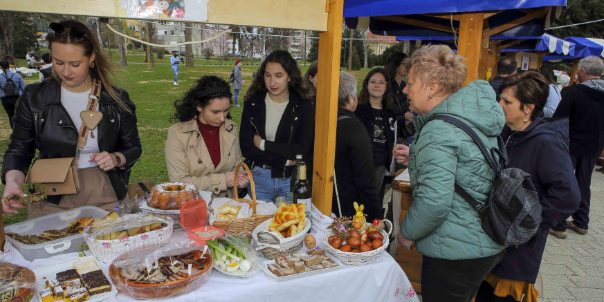 NA VELIKU SUBOTU NA KINOTRGU IVANEC Uskrsno druženje uz 500 porcija papalina, vino ivanečkih vinara i kolače; potrebitima uručeni paketi s hranom
