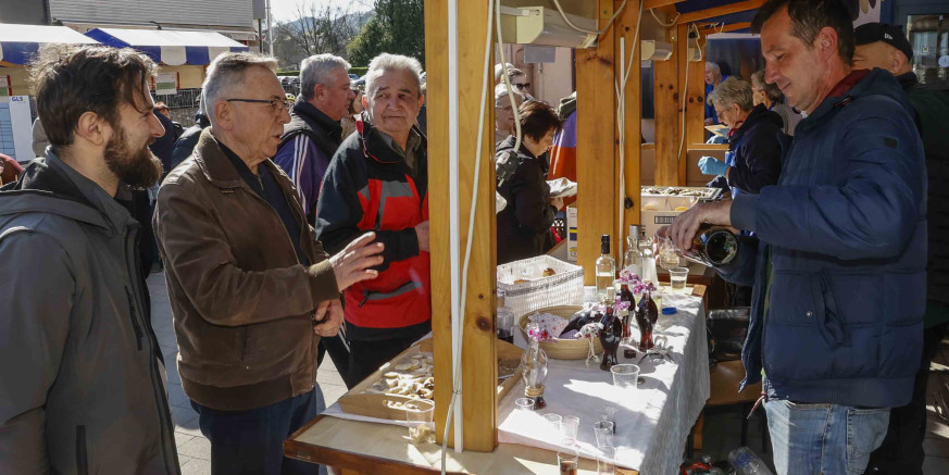 NA KINOTRGU IVANEC Uskrsno druženje uz tradicijske kolače, starinske delicije, vina ivanečkih udruga i 500 porcija papalina kojima je građane počastio Grad Ivanec