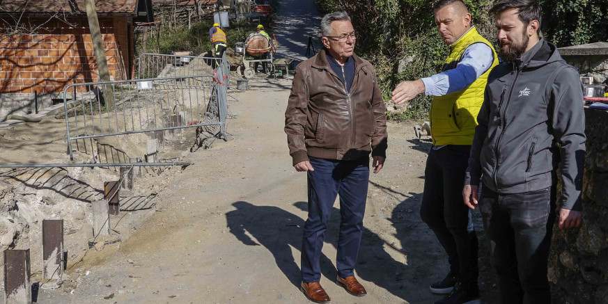 KLIZIŠTE Gradonačelnik M. Batinić i zamjenik M. Friščić obišli radove na sanaciji klizišta Skradnjak 2 u Knapiću