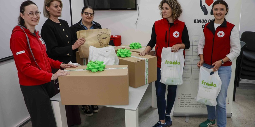 LIJEPA GESTA IVANČICE D.D. IVANEC Crvenom križu Ivanec donirali Froddo cipelice, dječju odjeću i ljetni program