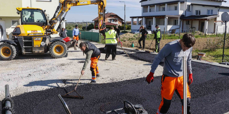 NERAZVRSTANE CESTE Asfaltirane dionice u Kukuljevićevoj i Kozjaku, u tijeku radovi kod zgrada u Ivanečkome Naselju