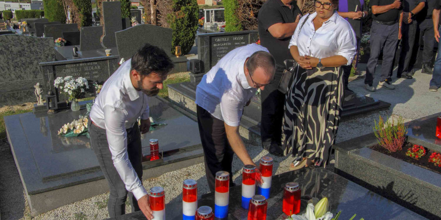 TUŽNA OBLJETNICA Cvijećem i molitvom na groblju u Radovanu obilježena 34. obljetnica pogibije hrvatskog branitelja Željka Biškupa